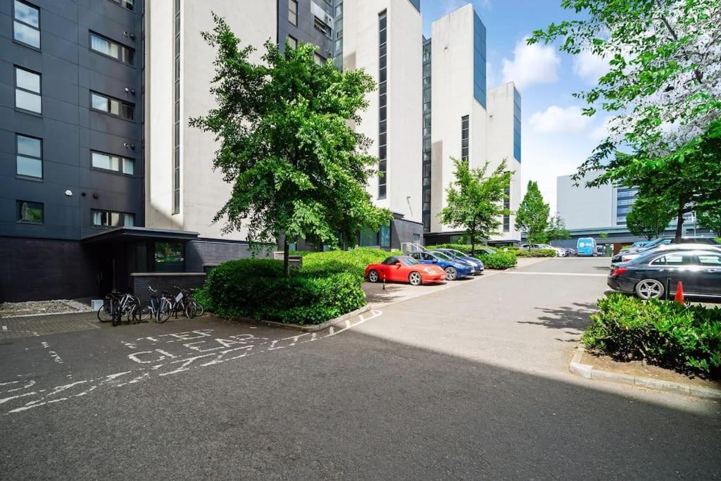 Luxury Huge Modern Open Plan 2Bedroom Flat - Free Private Parking & Balcony Located At The Ovo Hydro And Sec Centre Glasgow Kültér fotó